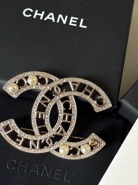Chanel Gold Tone CC Brooch with Pearl Elegant Classic Jewelry